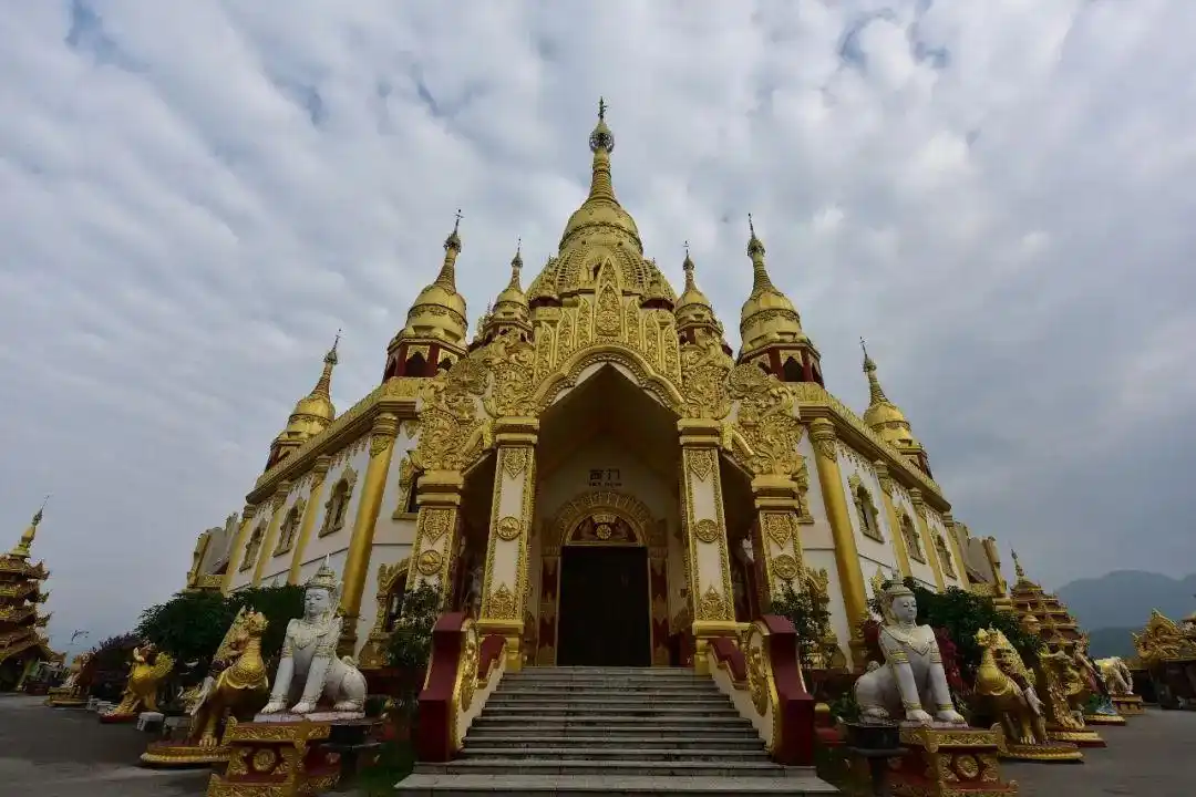 云南黑暗料理网红打卡店,_鲜辣民族风味傣族美食_景洪告庄西双景夜市