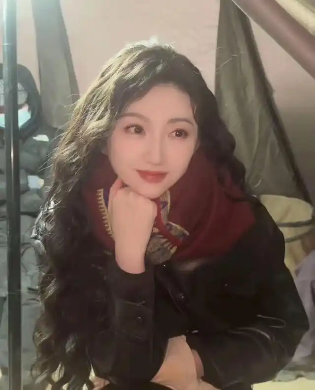 女明星的冬装_寒风中的时尚策略_景甜片场穿搭