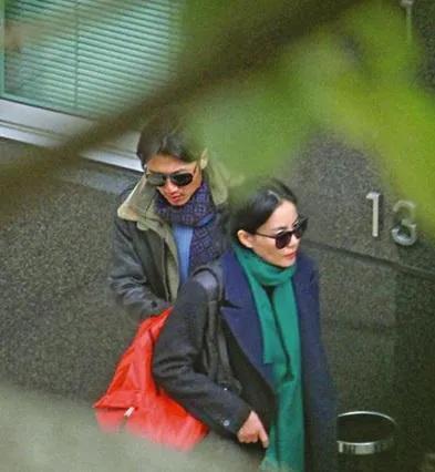 娱乐圈忘记拉窗帘出轨事件_娱乐圈出轨的男人_明星出轨被偷拍没拉窗帘